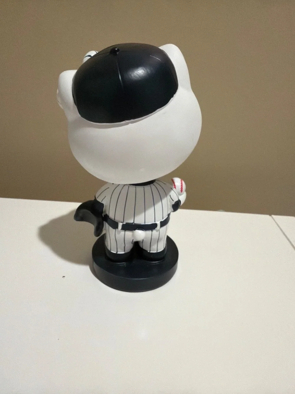 Limited Edition Hello Kitty New York Yankees MLB Bobblehead – Collectible